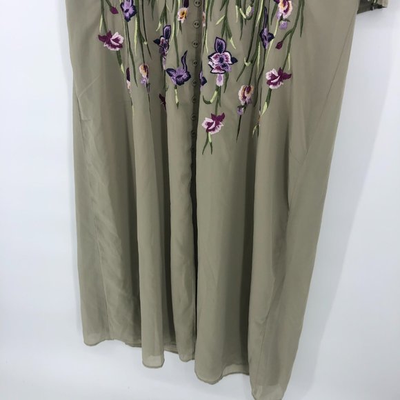 Hope & Ivy Plus Adelaide embroidered midi dress in sage green 22 **small flaw** - Picture 6 of 8